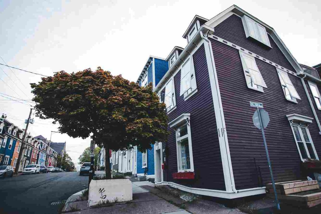 czy służebność drogi przechodzi na nowego właściciela